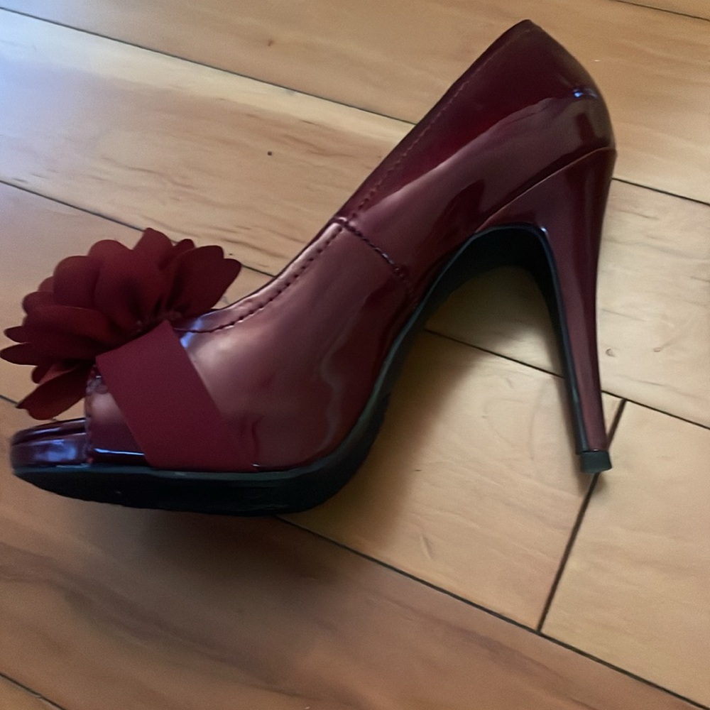 Carlos Santana burgundy platform patent leather pumps w fabric flower detail - Picture 5 of 7